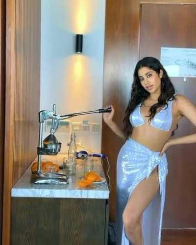 That tiny thread is holding so much of Janhvi Kapoor's weight 🏀🏀
