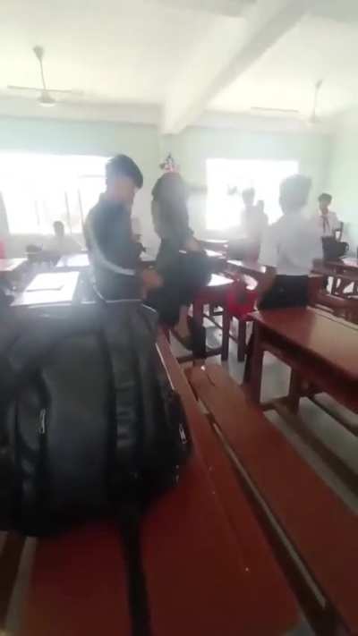 học đường trở thành nơi rèn võ 😰😰 toàn hèn chơi hội đồng nó mà thủ dao thì thổ huyết có ngày