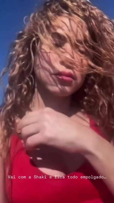 New Shakira video at the beach 😍