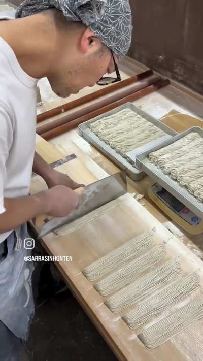 Chopping somen noodles.