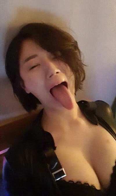 Unknown Kbj with a very long tongue