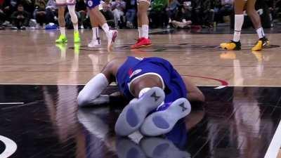 [Highlight] Paul Georges knee bends back at a horrible angle