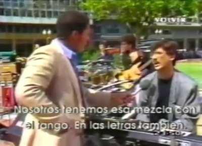 Nunca lo vi a Charly hablando tan serio