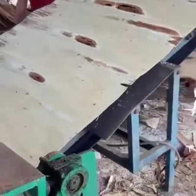 This machine to turn logs into veneer!