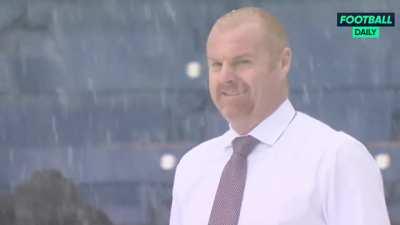 [Football Daily] Sean Dyche admiring the snowy Turf Moor pitch in just a white shirt