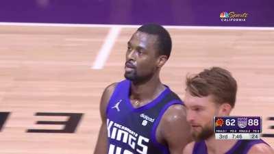 [Highlight] De'Aaron Fox becomes the assists leader in Sacramento franchise history with the dime to Barnes