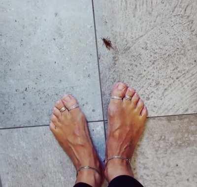 cricket under my big toe.... do you think he likes my toerings??????