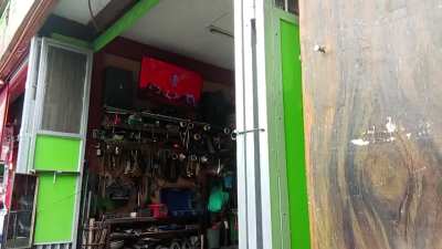 Soundtrip ng mga matatandang sumusuporta sa kurap na pulitiko. 