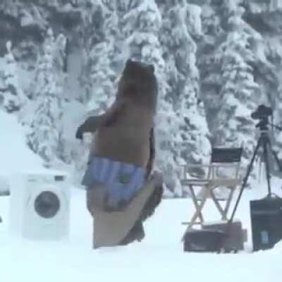 Русские видеоблогеры подключили стиральную машинку к проруби в реке