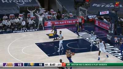 [Highlight] LeBron throws down the big alley-oop from Schroeder