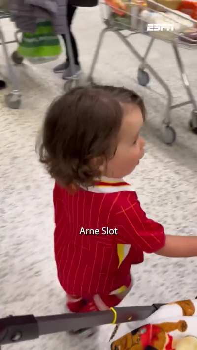[ESPN.NL video] Toddler/baby wearing a Liverpool jersey was recorded singing the Arne Slot chant (Na, Na... Na, Na, Na)