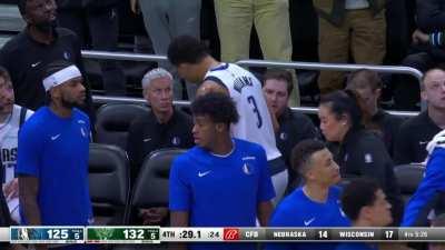 [Highlight] Giannis hits the midrange dagger for 40 pts in the night!