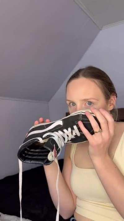Cumming with my vans in hand 💦