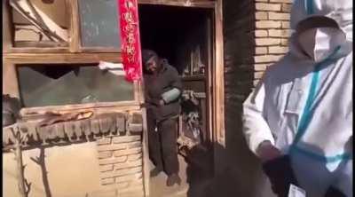 村民：你给谁戴孝呢？