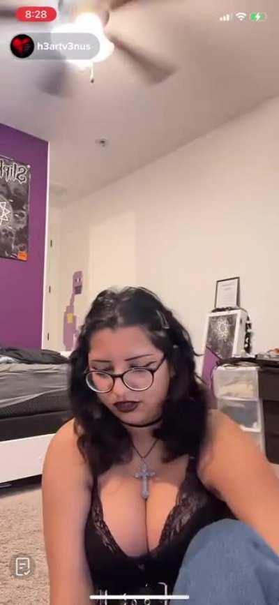 (h3artv3nus) big boobs goth latina