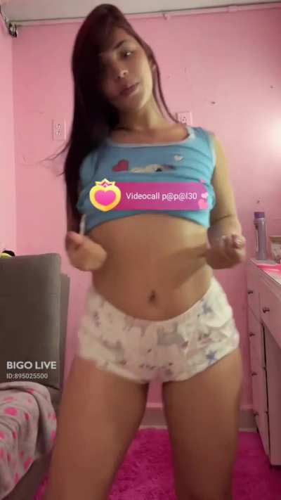 Colombiana bailando en shorts de pijama 🔥