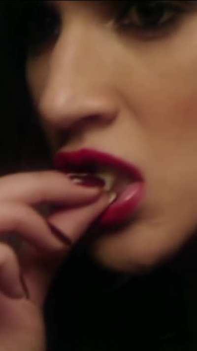 Jacqueline Fernandez and Kriti Sanon who has more juicy lips