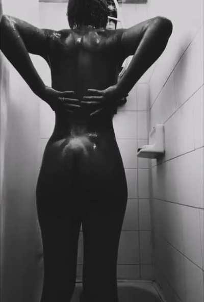 Showering and just sexy 😩🍑