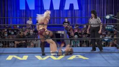 Leyla Hirsch caught low accidentally by Kamille