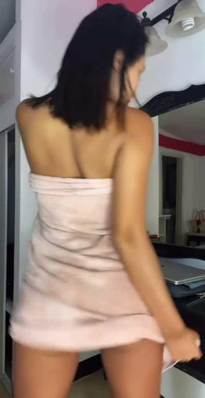 Ass Spread in the Shower