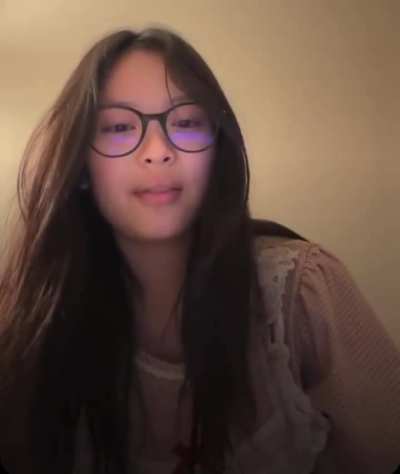 Hanni is watching the Worlds 2024 (LoL Tournament)