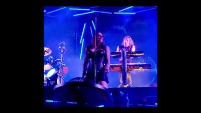 Floor Jansen Bouncing 2