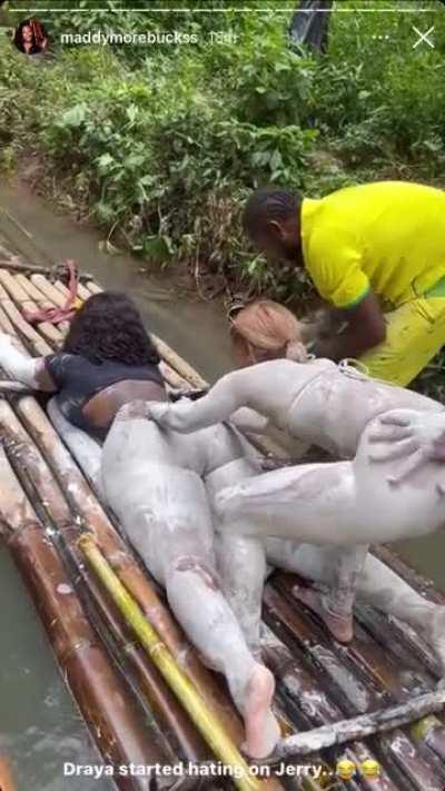 Maddymorebuckss getting her fat ass booty rubbed on again😍😍🍑🍑