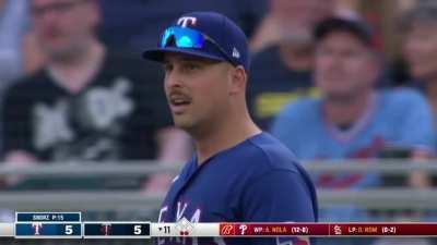 [Highlight] [Highlight] Joey Gallo gets doubled up on a foul ball in extra innings.