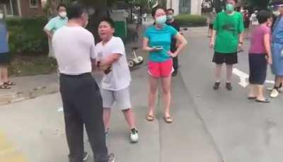 上海闵行，10岁男孩因站在滑板上做核酸被拒回家拿了菜刀砍人