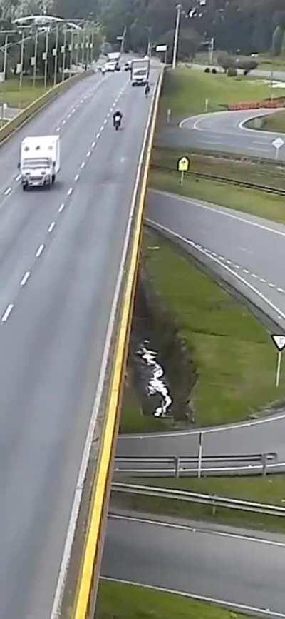 Cyclist gets knocked Off of overpass. No Fs given by truck driver 