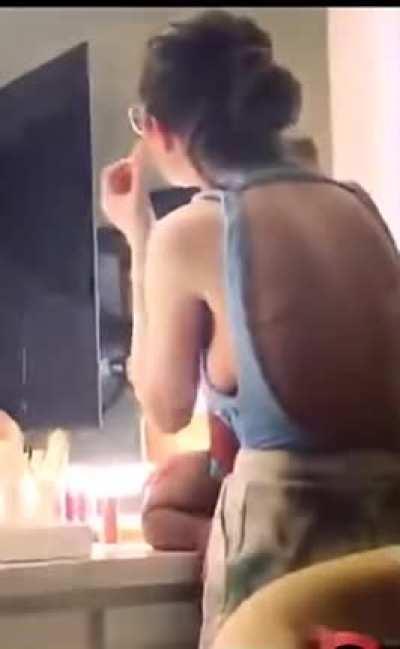 Queen’s wonderful sideboob