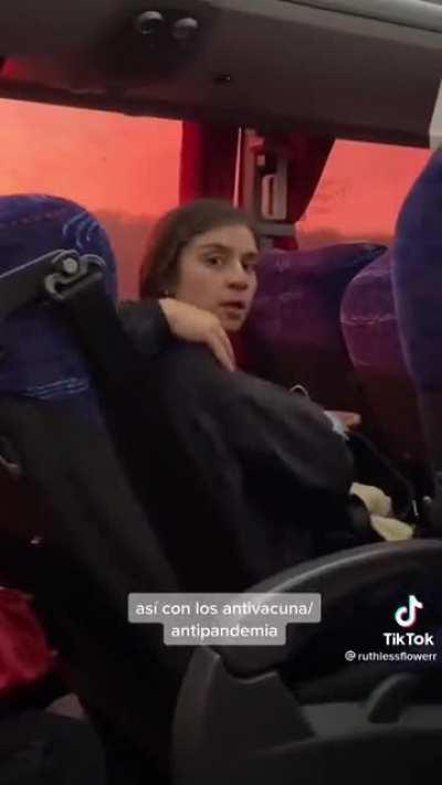 Una mina se puso jugosa en un bus por no querer colocarse la mascarilla