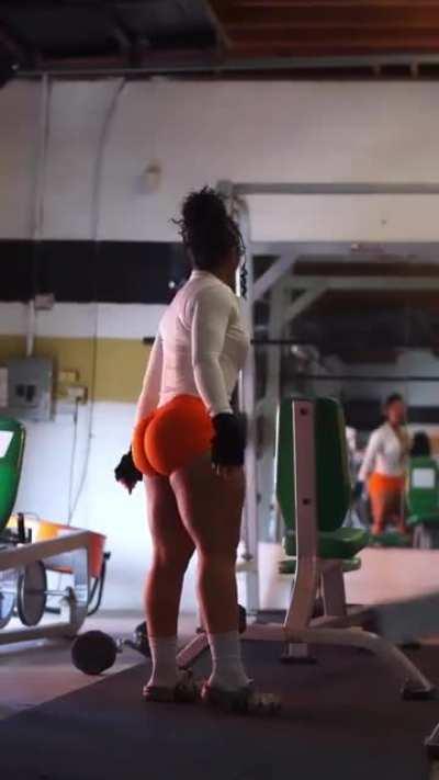 Latia Perez (@latiaperez)