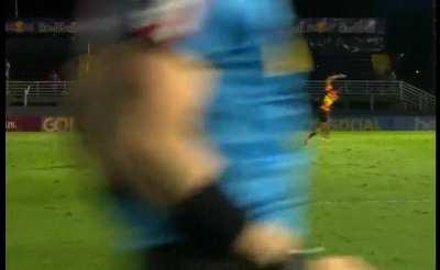 Goleiro Cleiton do Bragantino dando um chapeu no jogador do Sport com a mão