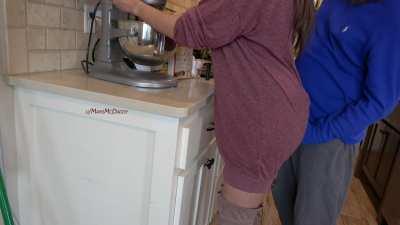 Baking a cake with Mami