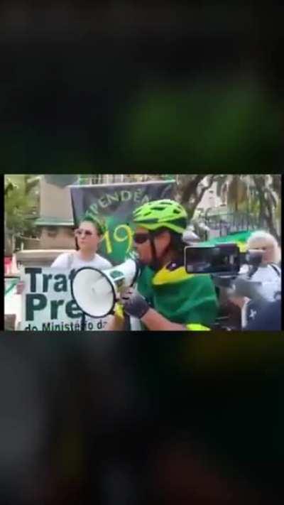 Já que um colega do r/brasil fez o favor de lembrar desse curioso caso, fiz um adendo e botei no formato de stories pra compartilhar por aí.