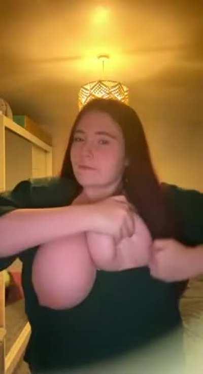 Any big titty lovers awake at this time? Say hi 🥰 (OC,20)