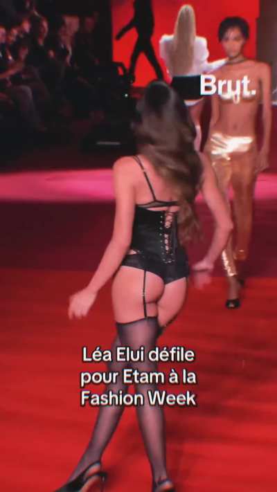 Another angle of Lea 🍑