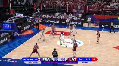 [Highlight] Arturs Zagars crosses Fournier and finishes high over Gobert.