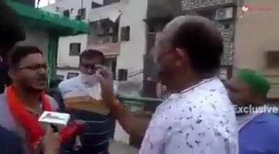 [Divya Soti] SHO Adarsh Nagar CP Bharadwaj manhandled and detained common citizens peacefully raising questions over illegal mazar on Azadpur flyover.