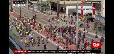 Primeira confusão, a partir desse momento a PM começa a retaliar apenas os protestantes contra o governo. e proteger os bolsonaristas. Em outro momento uma bolsonarista provoca opositores com um taco de beisebol, e um PM a escolta de volta e não a desa