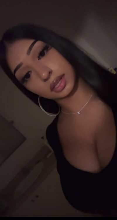 Showing off her tits so desperately 😫