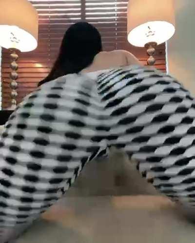 These leggings &amp;amp; booty will hypnotize you😵&zwj;💫🍑