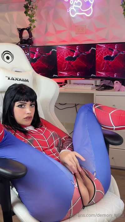 Spiderputa masturbándose