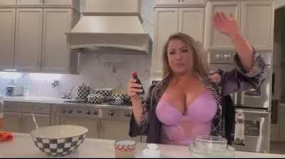 Nattie slapping Jennis fat ass