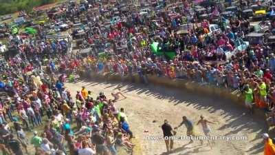 Если подерутся пятиклассники, один из Алабамы, а другой из Нью-Йорка, кто победит? Пятиклассник из Алабамы. Потому что ему 18.