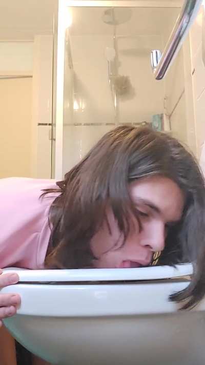 I couldnt handle a bit of pain so now i have to show you how i lick my toilet >.<