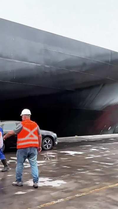 Navio Cargueiro da BYD descarregando no porto de Suape em Pernambuco