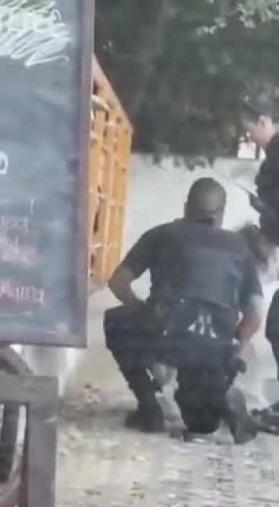 Policías de Guadalajara agreden a persona en situación de calle.