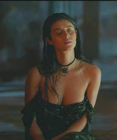 Anya Chalotra, Cleavage